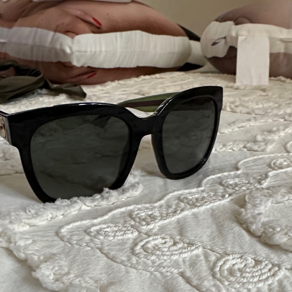 Authentic Gucci Black Sunglasses with Green and Red Accents - Picture 4 of 9
